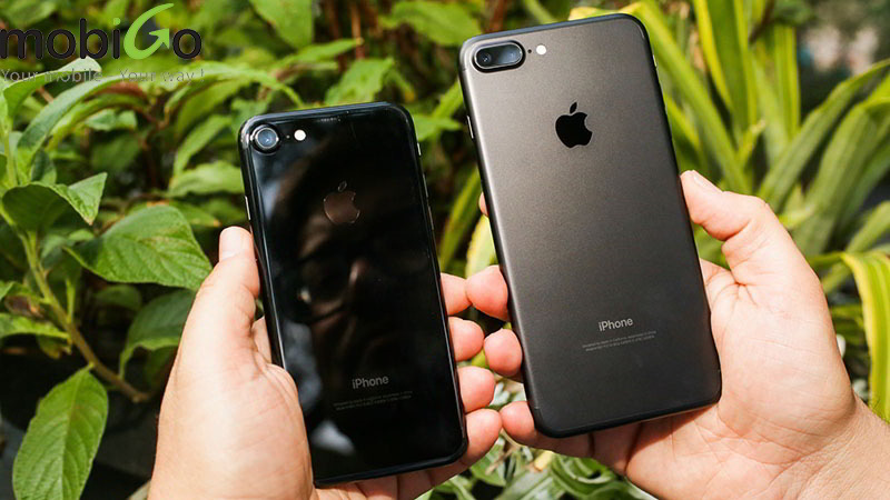 Là một tín đồ công nghệ, bạn sẽ không muốn bỏ lỡ cơ hội chiêm ngưỡng chiếc iPhone 7 Plus màu đen mạnh mẽ trên hình ảnh này. Thiết kế hiện đại, màn hình lớn và camera chất lượng cao sẽ đem lại cho bạn một trải nghiệm tuyệt vời.