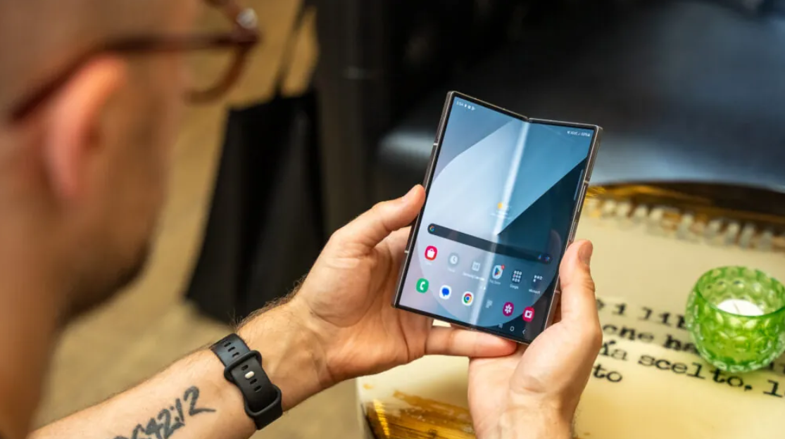mô hình cho thấy độ mỏng galaxy z fold7